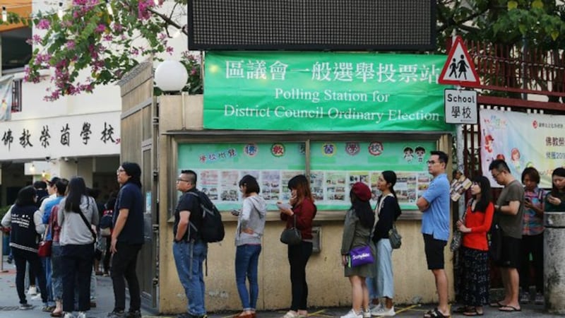 2019年11月24日,香港举行区议会选举。选民投票热情空前热烈,多个票站大排长龙。(路透社)