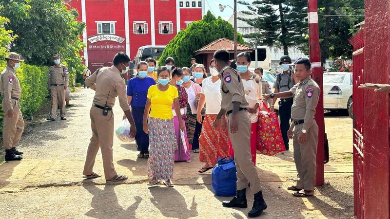 လားရှိုးအကျဉ်းထောင်မှ ပြန်လည်လွတ်မြောက်လာသူများအား ၂၀၂၃ ခုနှစ်၊ ဩဂုတ်လ ၁ ရက်နေ့က တွေ့ရစဉ်။ (Photo: RFA)