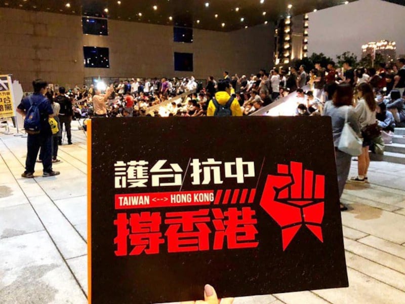 6月12号晚间在台港生、台生在台中举行“撑香港、护台湾”晚会。(摘自活动页脸书)