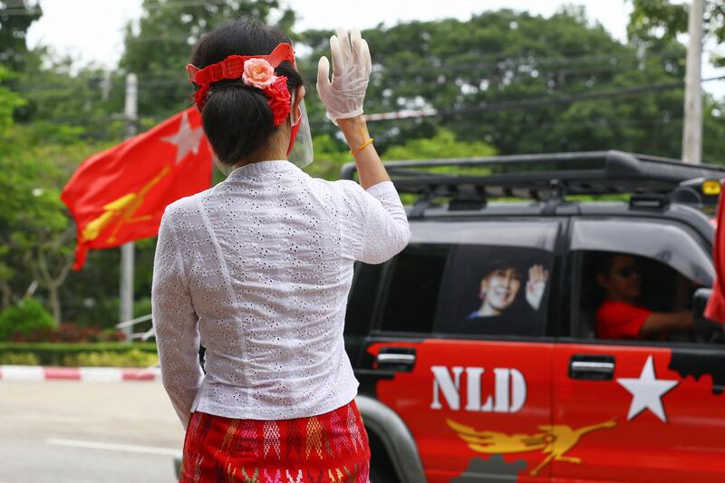 ၂ဝ၂ဝ ပြည့်နှစ် ရွေးကောက်ပွဲမဲဆွယ်စည်းရုံးရေးကာလအတွင်း နေပြည်တော်တွင် NLD ပါတီ ဝန်းရံသူများအား လက်ပြနှုတ်ဆက်နေသည့် NLD ပါတီခေါင်းဆောင် ဒေါ်အောင်ဆန်းစုကြည်။ (Photo: AFP)