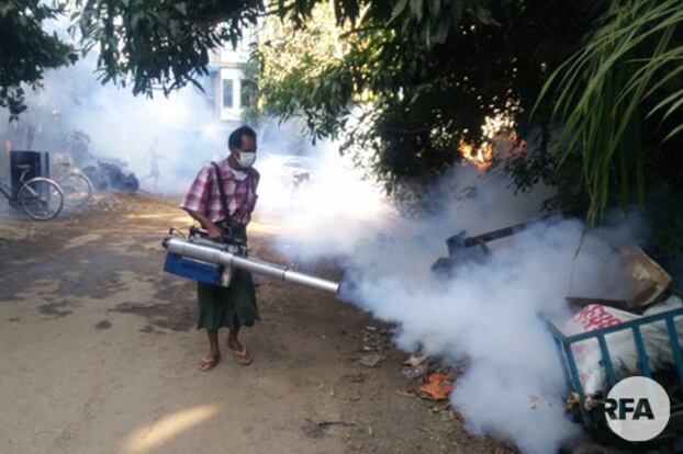 ရန်ကုန်မြို့ ရပ်ကွက်တစ်ခုအတွင်း ခြင်အန္တရာယ်ကာကွယ်နိုင်ရန် ခြင်ဆေးလိုက်လံဖျန်းနေသည်ကို တွေ့ရစဉ်