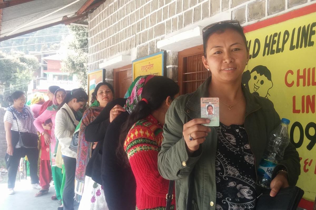 རྡ་རམ་ས་ལའི་ས་གནས་རྒྱ་གར་གཞུང་གི་གྲོང་སྡེ་ལྷན་ཚོགས་ཀྱི་འོས་བསྡུའི་ནང་བོད་མིས་འོས་ཤོག་བླུགས་བཞིན་པ། ༢༠༡༦།༣།༢༧