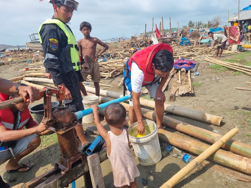 မုန်တိုင်းဒဏ်ခံပြည်သူများ သောက်ရေသန့်ရရှိရေးအတွက် ကူညီပေးနေသူများ။ (Photo: Facebook/ Wai Hun Aung)