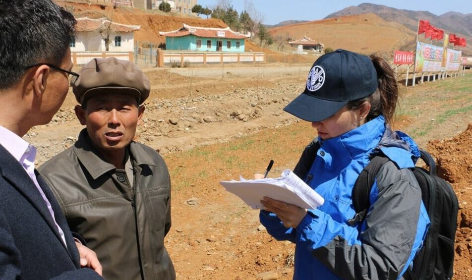 지난 2019년 4월 세계식량계획 (WFP) 조사팀이  북한 황해북도 은파군에서 식량 안보 상황을 조사하고 있다.