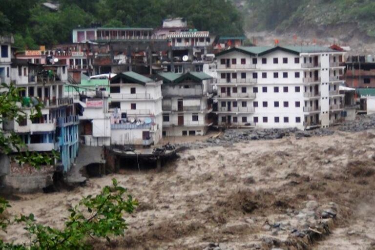 རྒྱ་གར་བྱང་ཕྱོགས་སུ་ཆུ་ལོག་ཐོན་ནས་མི་རྒྱུ་གཉིས་ལ་གོད་ཆགས་ཆེན་པོ་བྱུང་བ།