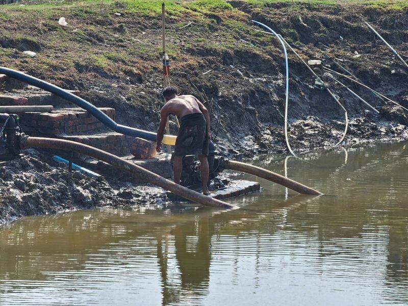 ရခိုင်ပြည်နယ်၊ စစ်တွေမြို့နယ်၊ ကျေးတောပိုက်ဆိပ်ကျေးရွာမှ သောက်သုံးရေကန်တစ်ကန်မှာ ရေငံများ စုပ်ထုတ်နေကြသည်ကို ၂၀၂၃ ခုနှစ်၊ မေလ ၂၂ ရက်နေ့က တွေ့ရစဉ်။ (Photo: RFA)