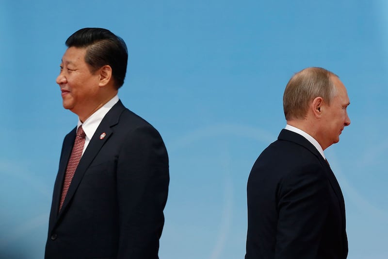 2014年5月21日,俄罗斯总统普京在上海亚信会议开幕式前与中国领导人习近平握手后离开。(美联社资料图片)