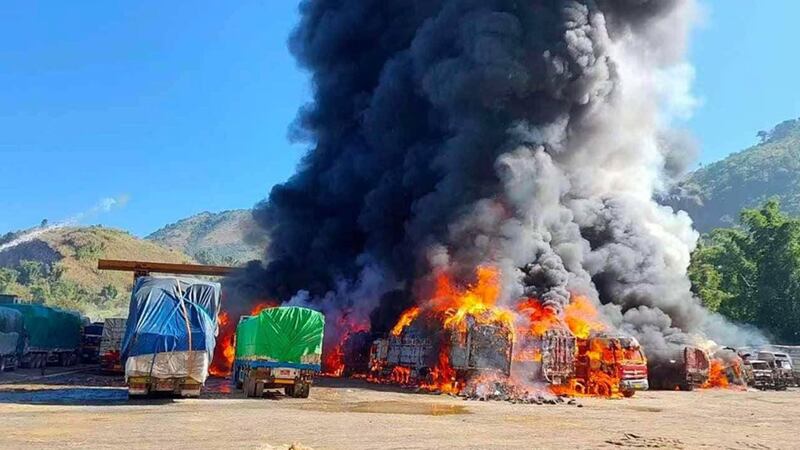 ကျင်စန်းကျော့ ကုန်သွယ်ရေးစခန်း လက်နက်ကြီးနှင့် ပစ်ခတ်ခံရမှုကြောင့် မီးလောင်နေသည့် ကုန်တင်ကားများကို ၂၀၂၃ ခုနှစ် နိုဝင်ဘာ ၂၃ ရက်နေ့က တွေ့ရစဉ်။ (Photo: Citizen Journalist)