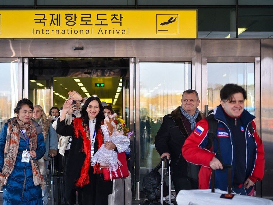 지난 2월 평양 국제공항에 도착한 러시아 관광객들이 여객터미널 바깥으로 나오고 있다.