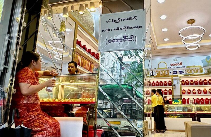 ရန်ကုန်မြို့မှ ရွှေဆိုင်တချို့အား ၂၀၂၄ ခုနှစ်၊ မေလ ၂၈ ရက်နေ့က တွေ့ရစဉ်။ (Photo: RFA)