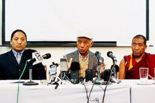 བཙན་བྱོལ་བོད་གཞུང་དབུས་འོས་བསྡུ་ལས་ཁུངས་ནས་བཀའ་སྤྱི་གཉིས་ཀྱི་སྔོན་འགྲོ་འོས་བསྡུའི་གྲུབ་འབྲས་གསལ་བསྒྲགས་གནང་བཞིན་པ།