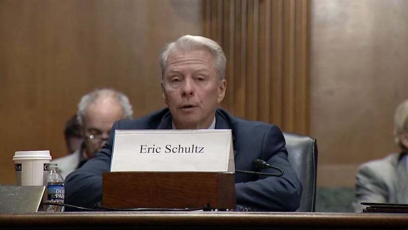 美国驻赞比亚前大使舒尔茨(Eric Schultz)在听证会上表示,相比中国在非洲持续扩大的影响力,这是“一场美国正在输掉的冲突”:“‘忽视'二字通常能用来形容美国历任两党政府对非洲的外交政策”。(视频截图/美国国会及行政当局中国委员会官网)