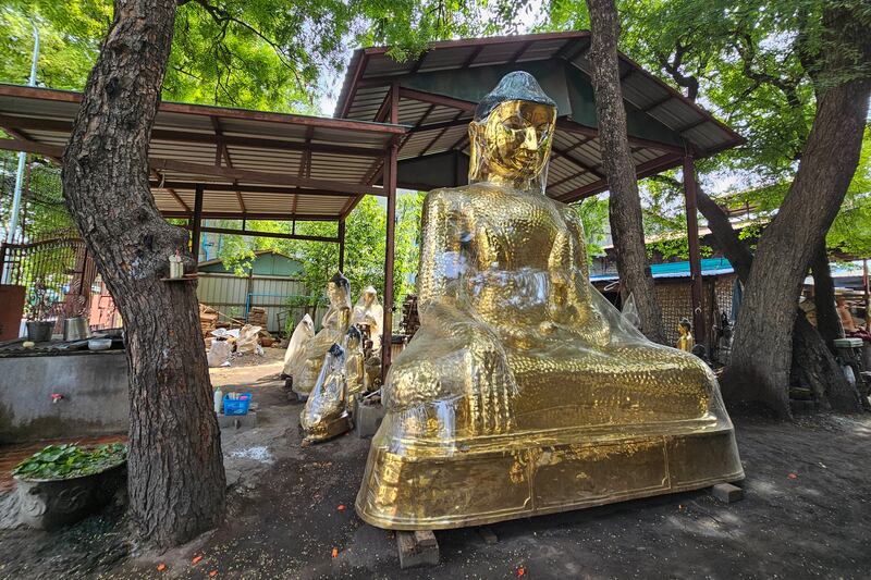 မန္တလေးတိုင်း ချမ်းမြသာစည်မြို့နယ် တမ္ပဝတီအရပ်တွင် ကြေးသွန်းပစ္စည်းများ ပြုလုပ်နေသည်ကို ၂၀၂၃ ခုနှစ် ဇူလိုင်လ ၇ ရက်နေ့က တွေ့ရစဉ်။ (Photo: RFA)