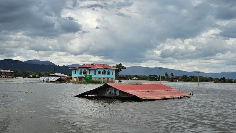 အင်းလေးကန်ထဲမှ နေအိမ်များ ရေနစ်မြုပ်နေသည်ကို ၂၀၂၄ ခုနှစ်၊ စက်တင်ဘာလ ၂၉ နေ့က တွေ့ရစဉ်။ (RFA Photo)