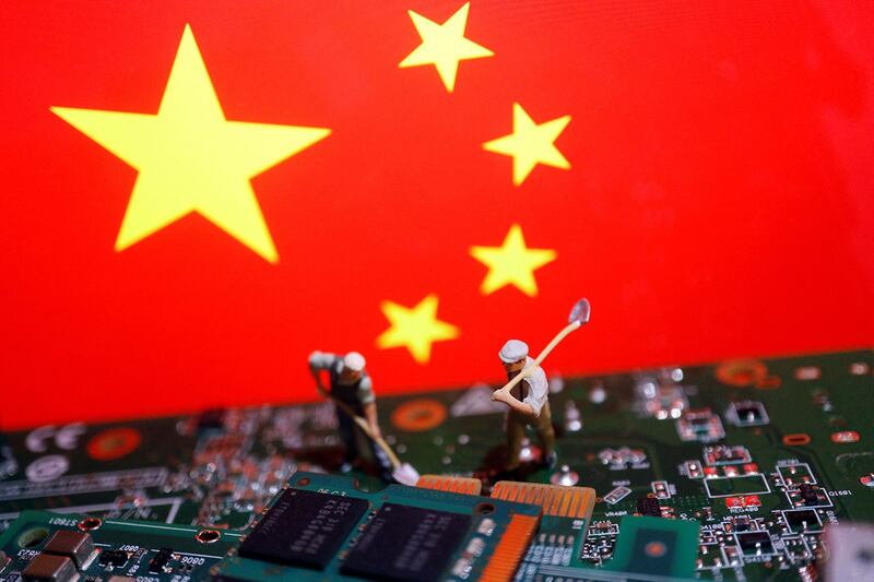 图为半导体芯片的印刷电路板与中国国旗(路透社)
