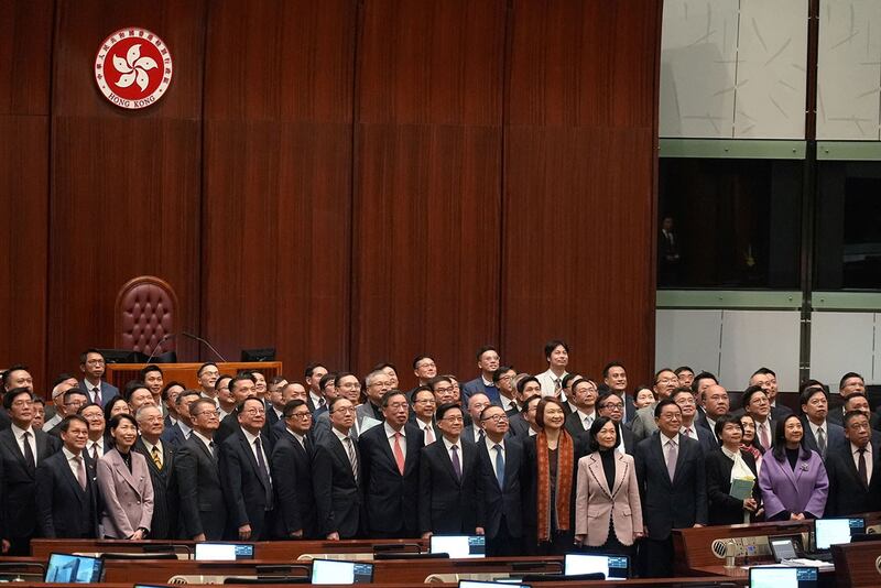 2024年3月19日,香港特别行政区行政长官李家超、政府官员和立法会议员在通过《维护国家安全法案》(也称为《基本法》第23条)后合影。(路透社)