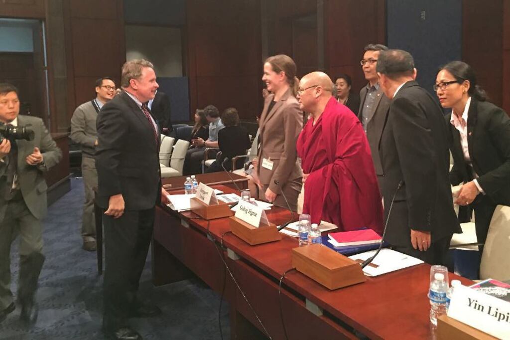 ཆབ་སྲིད་བཙོན་ཟུར་མགོ་ལོག་འཇིགས་མེད་ལགས་ཀྱིས་རང་ཐོག་མྱོང་བ་དང་རྒྱ་ནག་གི་བཙོན་ཁང་ནང་གི་གནས་སྟངས་ཐད་ཨ་རིའི་གྲོས་ཚོགས་ཀྱིས་ཉན་ཞིབ་གནང་སྐབས། ༢༠༡༦།༤།༡༤
