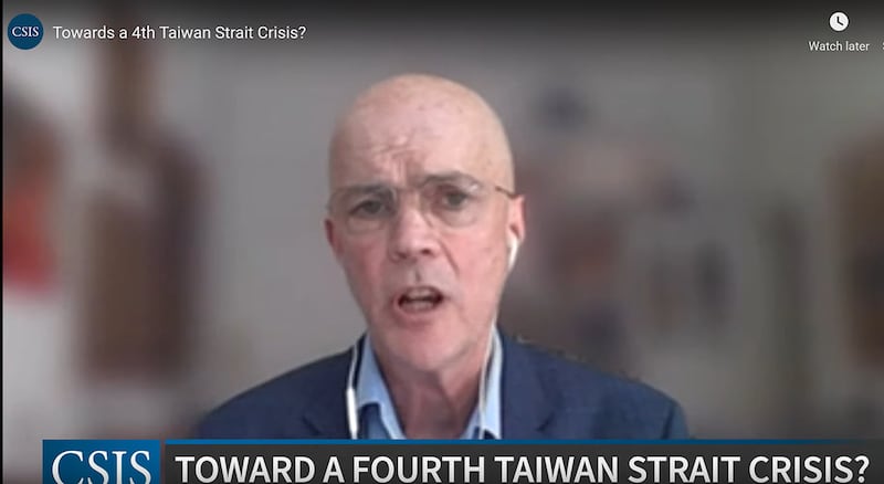 美国战略咨询公司FGS Global的顾问合伙人、前美国驻华大使馆公使衔政务参赞柯有为(William Klein)当天在这场题为“走向第四次台海危机?”的研讨会上说,他并不认为佩洛西访台会直接导致美中陷入军事冲突。(视频截图)