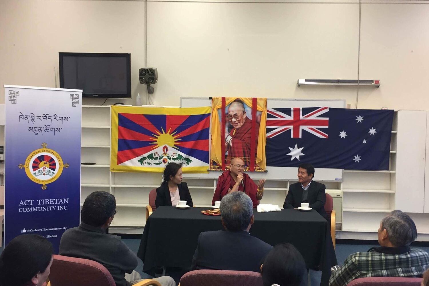 ཆབ་སྲིད་བཙོན་ཟུར་མགོ་ལོག་འཇིགས་མེད་ལགས་ཀྱིས་ཨོ་སི་ཁྲོ་ལེ་ཡའི་ནང་བོད་དོན་ཞུ་གཏུག་གནང་སྐབས། ༢༠༡༦།༡༠།༡༢