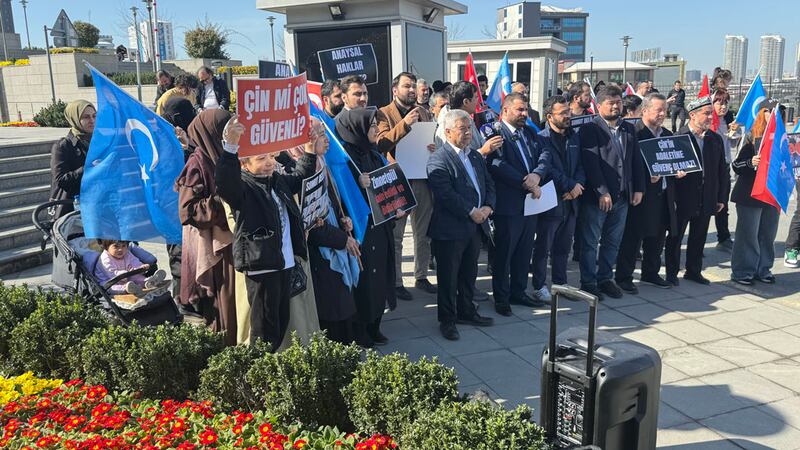 ئىستانبۇل رايونلۇق مەمۇرىي سوت مەھكىمىسىنىڭ ئالدىدا ئېلىپ بېرىلغان نارازىلىق نامايىشىنىڭ كۆرۈنۈشى. 2025-يىلى 14-مارت، ئىستانبۇل
