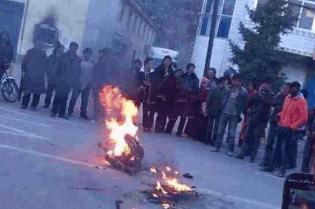 མདོ་སྨད་མཚོ་སྔོན་མགོ་ལོག་ཁུལ་པདྨ་མ་རྫོང་ཨ་སྐྱོང་དགོན་པའི་གྲྭ་ཚེ་རིང་རྒྱལ་ལགས་ཀྱིས་པདྨ་རྫོང་ཐོག་ཏུ་རྒྱ་གཞུང་ལ་ངོ་རྒོལ་མཚོན་ཆེད་རང་ལུས་མེར་བསྲེགས་བཏང་འདུག