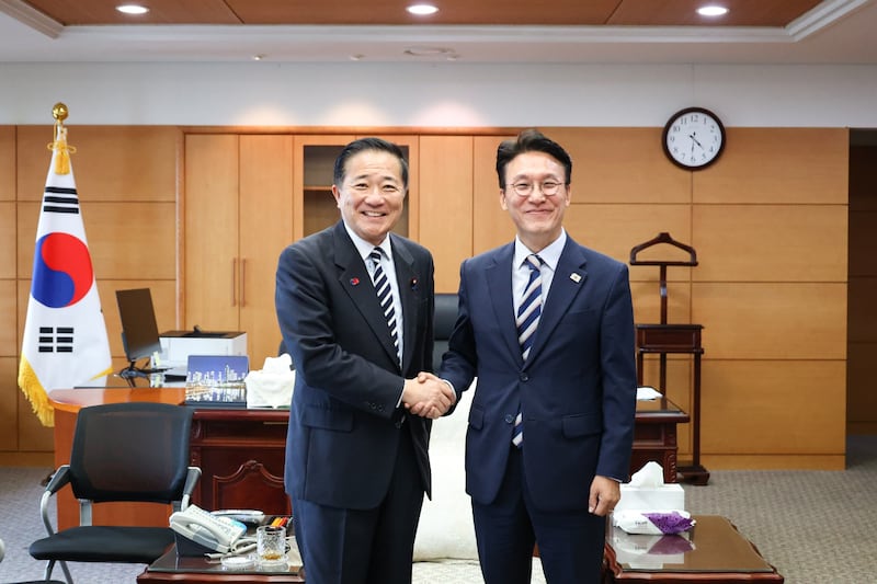 김민석 국무총리 후보자가 16일 서울 종로구 통의동 금융감독연수원에 마련된 청문회 준비단 사무실에서 나가시마 아키히사 일본 총리 국가안보 담당 보좌관을 접견하며 악수하고 있다. 2025.6.16