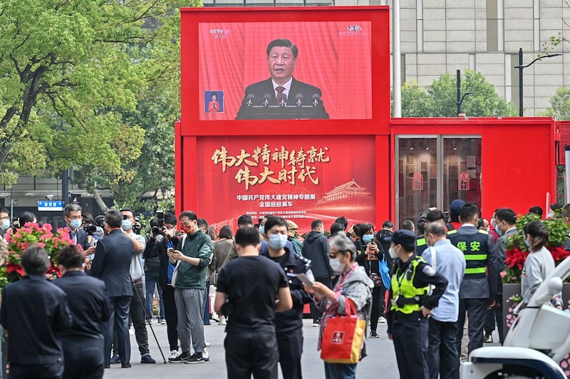 2022 年 10 月 16 日,在上海,屏幕显示习近平在二十大发表讲话的画面。(法新社)