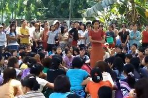 ၂၀၁၂ ခုနှစ် မတ်လ ၃၀ ရက်က ရန်ကုန်တိုင်း၊ လှိုင်သာယာစက်မှုဇုန် တိုင်ရီ ဖိနပ်စက်ရုံ အလုပ်သမားများ ဆန္ဒပြနေကြစဉ်။