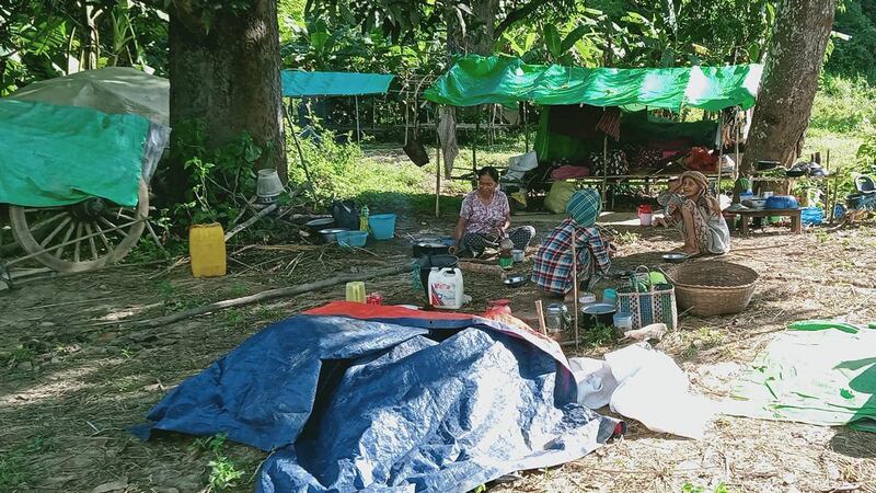 မကွေးတိုင်း၊ ထီးလင်းမြို့နယ်မှ စစ်ဘေးဒုက္ခသည်များအား ၂၀၂၂ ခုနှစ် နိုဝင်ဘာလ ၅ ရက်နေ့က တွေ့ရစဥ်။ (Yaw Revolution Army- ထီးလင်း ဓာတ်ပုံ)