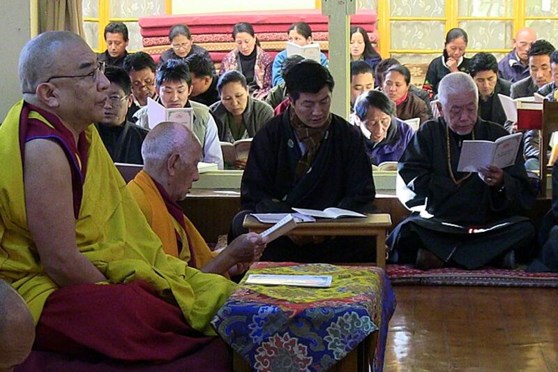 དབུས་བོད་མིའི་སྒྲིག་འཛུགས་ཀྱིས་བོད་དོན་ཆེད་རང་ལུས་མེ་སྲེག་བཏང་སྟེ་འདས་གྲོངས་སུ་གྱུར་བ་རྣམས་ལ་མཆོད་འབུལ་སྨོན་ཚོགས་གནང་བ།