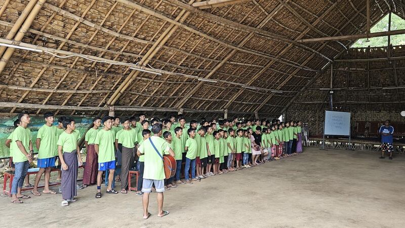 ဗေသေသဒကျောင်းတွင် သက်မွေးဝမ်းကျောင်းပညာသင်ကြားနေသည့် မိဘမဲ့ကလေးများကို ၂၀၂၄ ခုနှစ်၊ အောက်တိုဘာလ ၁၉ ရက်နေ့က တွေ့ရစဥ်။ (RFA Photo)
