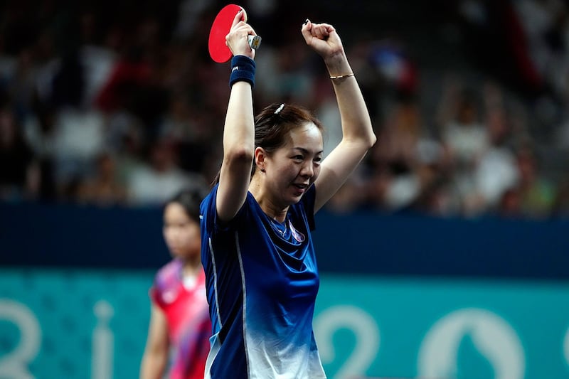 2024年8月5日,巴黎奥运会,法国选手袁嘉楠在女子乒乓球团体赛中战胜泰国选手后庆祝。(路透社)