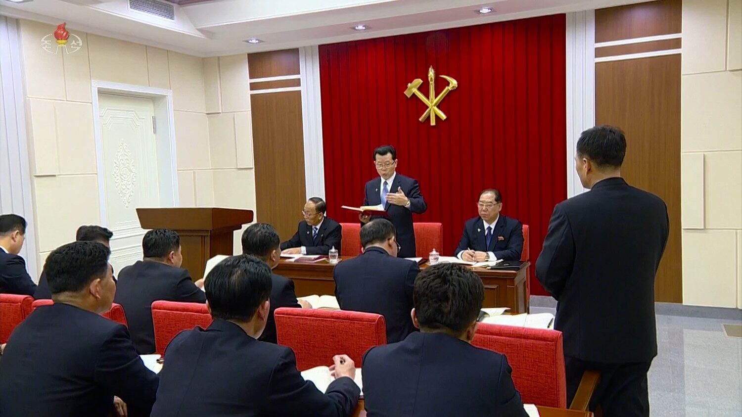 김정은 북한 국무위원장 주재로 지난달 23~24일 열린 당 중앙위원회 제8기 제19차 정치국 확대회의에서 지방발전을 위한 '20×10 정책' 실행과 관련한 경제실무적 문제들을 해결하기 위해 분과별 연구 및 협의회가 진행됐다고 조선중앙TV가 지난달 25일 보도했다. [조선중앙TV 화면]