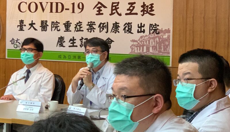 台大内科加护病房主任古世基说明A先生入院时死亡率评估85%,连主治医师都加入“拍痰团队”,全力救治。(记者夏小华摄)