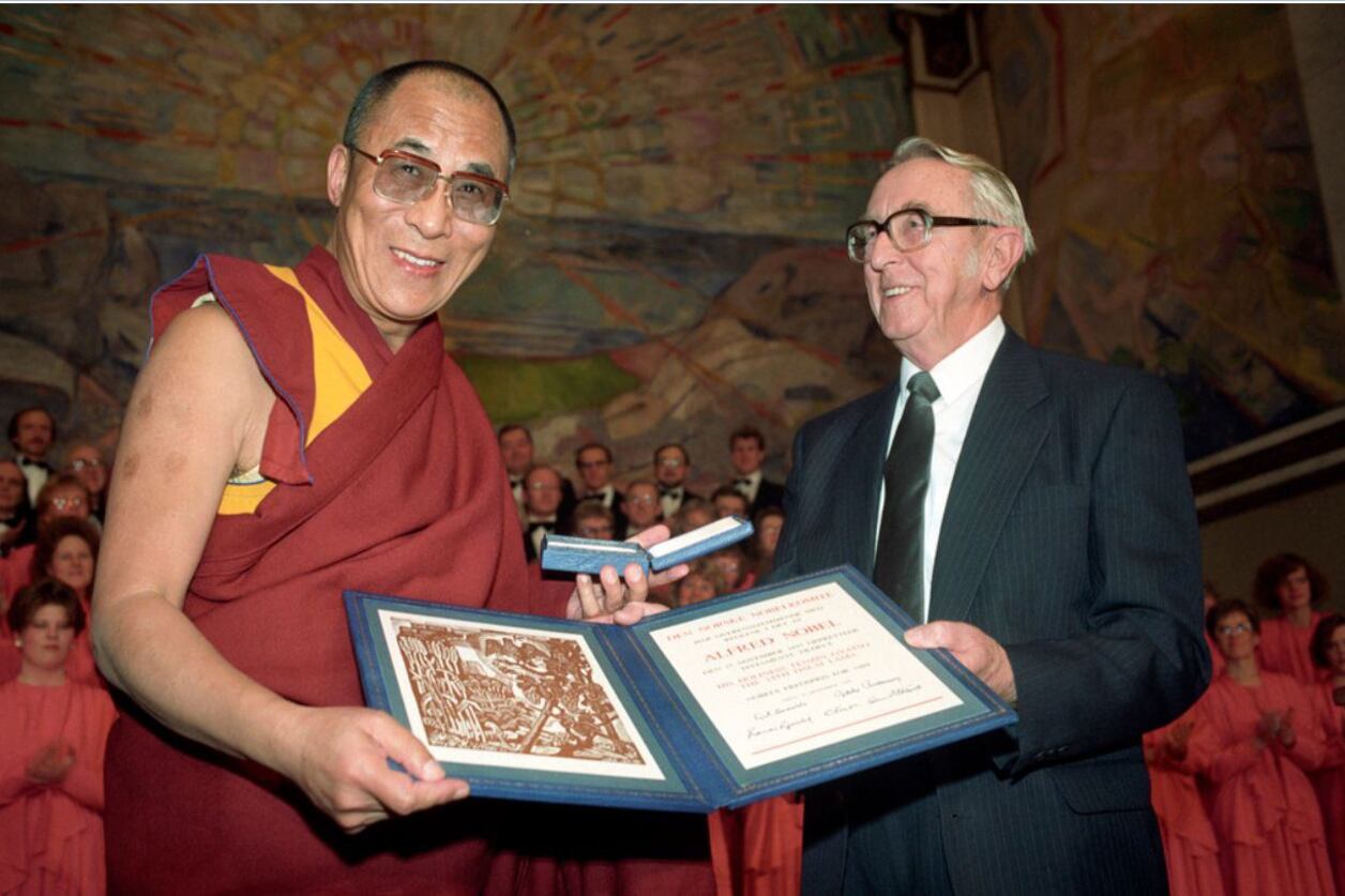 སྤྱི་ནོར་༧གོང་ས་མཆོག་གིས་ནོ་བེལ་ཞི་བདེའི་གཟེངས་རྟགས་འབུལ་བཞེས་སྐབས། ༡༩༨༩