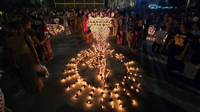 ရန်ကုန်တိုင်း၊ ဗိုလ်တထောင်မြို့နယ်က ကျိုက်ဒေးအပ်ဆံတော်ဦးစေတီမှာ ၂၀၂၃ အောက်တိုဘာ ၂၉ (သီတင်းကျွတ်လပြည့်နေ့)က ပြုလုပ်တဲ့ ဆီမီးကိုးထောင်ပူဇော်ပွဲမှာ ပါဝင် ဆီမီးပူဇော်နေသူတွေကို တွေ့ရစဉ်။ (Photo : RFA)