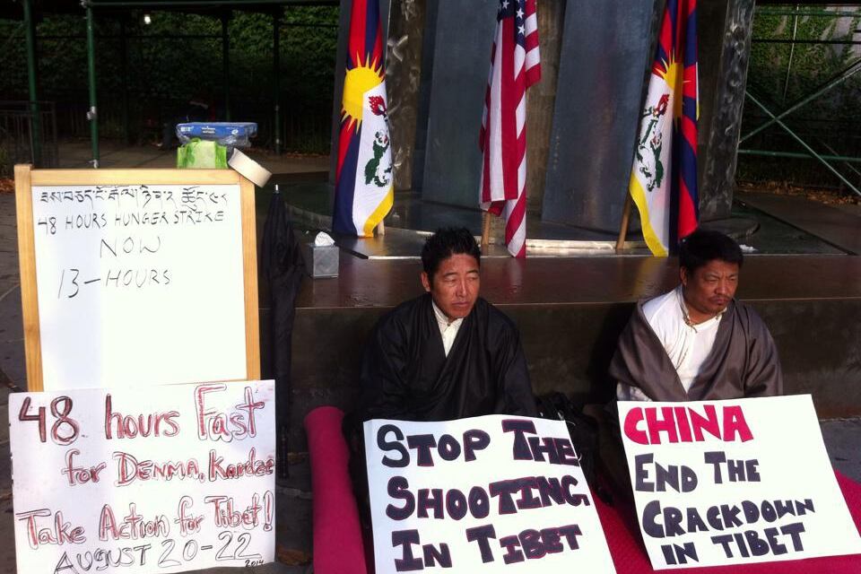 འདན་མའི་ཛ་དྲག་གི་གནས་སྟངས་ཆེད་ཨ་རིའི་གྲོང་ཁྱེར་ནེའུ་ཡོག་ལ་ངོ་རྒོལ་ལས་འགུལ་སྤེལ་བཞིན་པ།