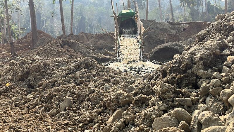 ကချင်ပြည်နယ်၊ မိုးညှင်းမြို့နယ်၊ အင်းတော်ကြီးဒေသ၊ မိုင်းနောင်ရွာမှ တစ်နာရီနီးပါး သွားရသည့် ကချင်လွတ်မြောက်ရေးတပ်မတော် (KIA) ထိန်းချုပ်မှုအောက်မှ ရွှေဖြူချောင်း ရွှေလုပ်ကွက်တစ်ခုကို ၂၀၂၃ ခုနှစ်၊ မတ်လ ၁၂ ရက်နေ့က တွေ့ရစဉ်။ (Photo: RFA)