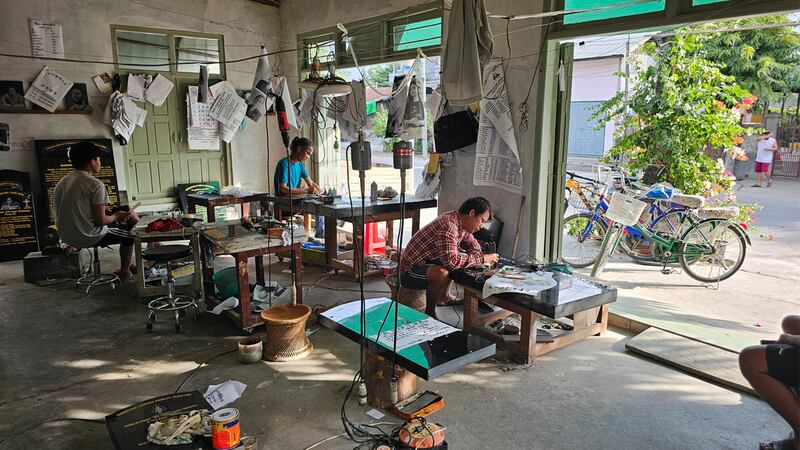ကလေးမြို့ စမ်းမြို့ရပ်ကွက်တွင် ချင်းရိုးရာ ကျောင်းစာထွင်းလုပ်ငန်း လုပ်ကိုင်နေသူများအား ၂၀၂၃ ခုနှစ်၊ ဒီဇင်ဘာလ ၂၅ ရက်နေ့က တွေ့ရစဉ်။ (Photo: RFA)