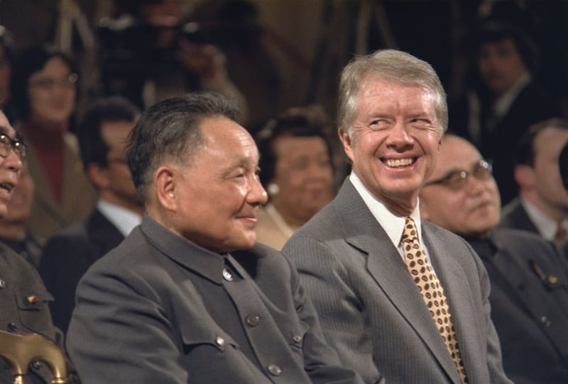 1979年中国副总理邓小平访美期间会见时任美国总统卡特。《美中科技合作协定》是在1979年1月中共领导人邓小平访美时与美国总统卡特签署的。(图源:维基百科)