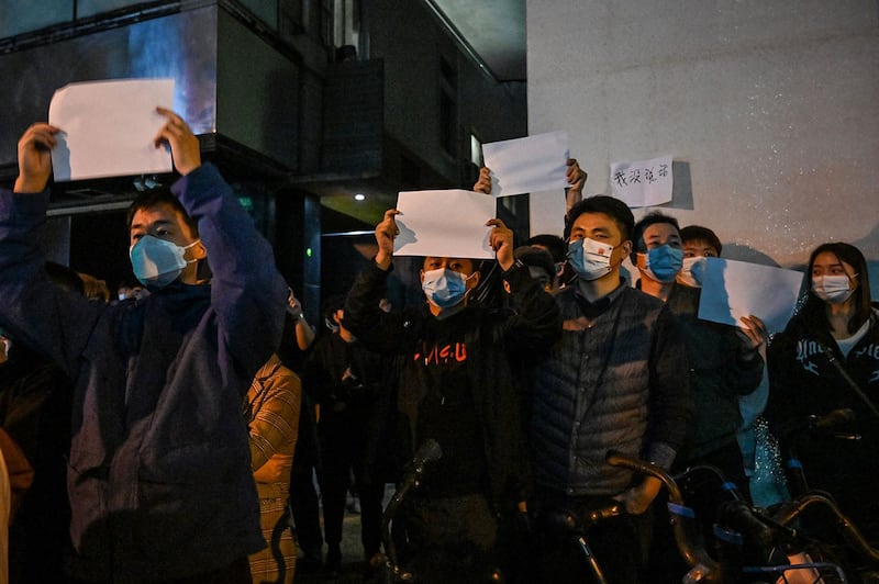 2022年11月27日,上海民众手持白纸抗议中国清零政策。(法新社)