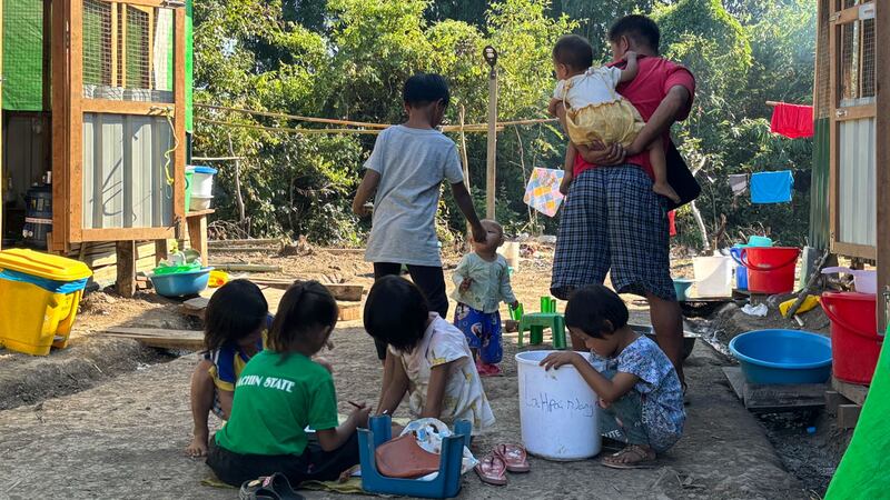 ဝိုင်းမော်မြို့နယ် အောင်မြေ (၁) ရွာရှိ ယာယီစစ်ဘေးဒုက္ခသည်စခန်းတွင် ခိုလှုံနေကြသည့် နမ်ဆန်ယန်ရွာသားအချို့အား ၂၀၂၃ ခုနှစ်၊ နိုဝင်ဘာလ ၂၀ ရက်နေ့က တွေ့ရစဉ်။ (Photo: RFA)