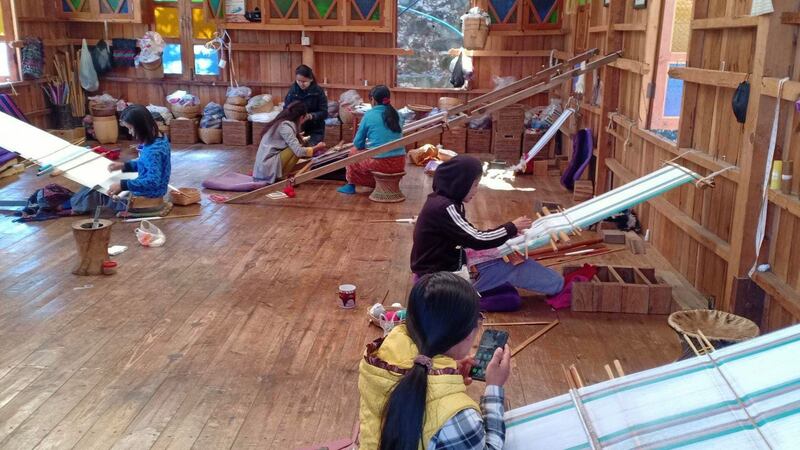 ချင်းရိုးရာ ဂျပ်ခုတ်အထည်များအား ရက်ကန်းတွင် ယက်လုပ်နေသူများအား တွေ့ရစဥ်။ (Photo : Anna Biak Tha Mawi)