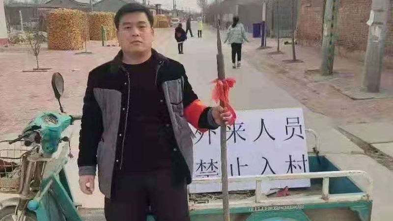 农村村口有村民阻止外来人员进村。( 网络图片/乔龙提供)