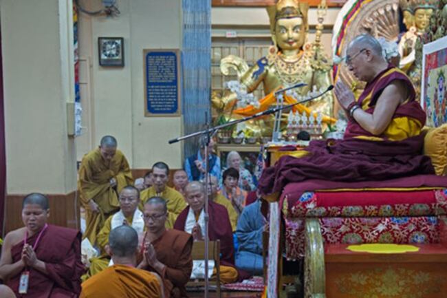 སྤྱི་ནོར་༸གོང་ས་༸སྐྱབས་མགོན་ཆེན་པོ་མཆོག་ནས་བཞུགས་སྒར་དུ་སང་ཉིན་ནས་བཟུང་ཉིན་གྲངས་བཞིའི་རིང་གསུང་ཆོས་གནང་རྒྱུ་ཡིན་འདུག