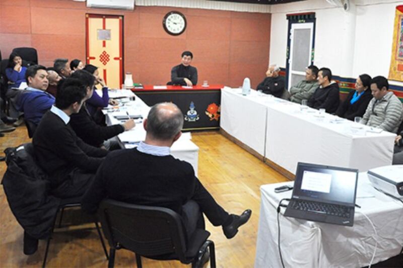 སྲིད་སྐྱོང་མཆོག་གིས་དོན་གཅོད་ལས་བྱེད་ཚོར་གཏམ་བཤད་གནང་བཞིན་པ། ༢༠༡༦།༢།༢