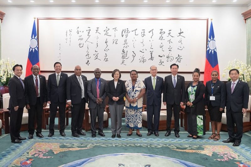 在台湾的蔡英文总统接见所罗门外长夫妇一行人。(总统府提供)