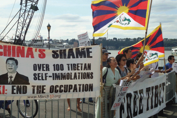 ཨ་རིའི་གྲོང་ཁྱེར་ནིའུ་ཡོརྐ་ནང་ལྷག་དཀར་ཉིན་ངོ་རྒོལ་སྐད་འབོད་གནང་བ།