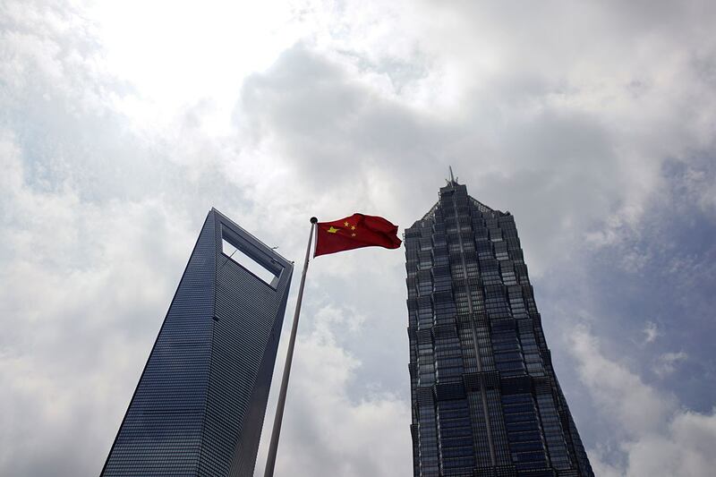 受此前打压民营经济政策的影响,民间投资增长面临较大压力。图为上海陆家嘴金融区悬挂中国国旗。(路透社资料图片)
