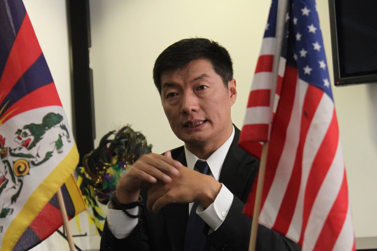 སྲིད་སྐྱོང་མཆོག་ཨ་རིའི་གནད་ཡོད་མི་སྣ་དང་མཇལ་འཕྲད།